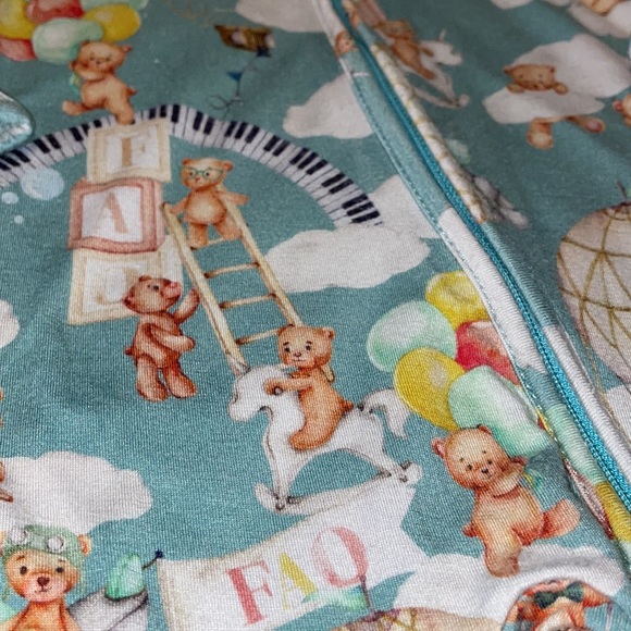 0-3 m FAO Schwarz Posh Peanut Teddy Bear Christmas Zipper Footie - Picture 3 of 13